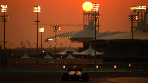 Egy Renault az Abu-Dzabi Nagydíj naplementéjében – (formula1.com)