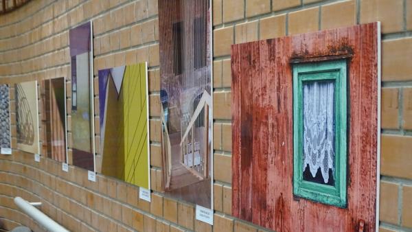 Harmincöt kiállító képei tekinthetők meg a közösségi ház tárlatán. (Fotó: facebook/Lencsési Közösségi Ház)