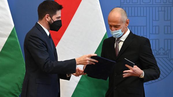 Magyar Levente, a külgazdasági és külügyminisztérium parlamenti államtitkára átadja a támogatási szerződést Nyemcsok Zoltán Gábornak, a Dolcetta Kft. ügyvezető igazgatójának a Dolcetta Kft. támogatásáról szóló szerződések ünnepélyes átadásán a Külgazdaság