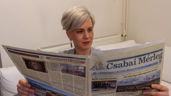 Csiffáry Zsuzsanna műsorvezető is átlapozta már a legfrissebb számot (fotó: behir.hu/Ujházi György)