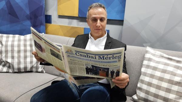 Opauszki Zoltán tanácsnok már átlapozta a Csabai Mérleg legfrissebb számát (fotó: behir.hu)