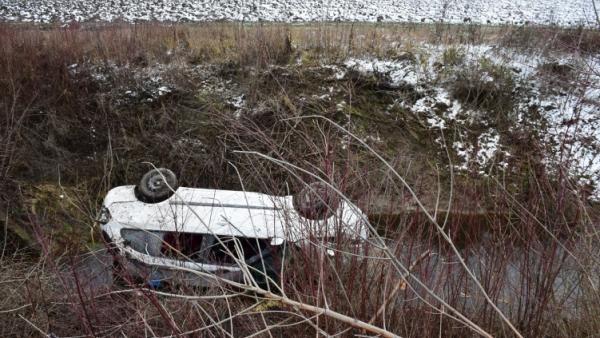 Árokba borult egy autó Zsadánynál 2021.01.31.-én. Fotó: police.hu