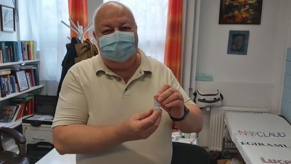 Dr. Pálmai Tamás háziorvos, kezében a Moderna ampullával. Fotó: Papp Ádám / behir.hu