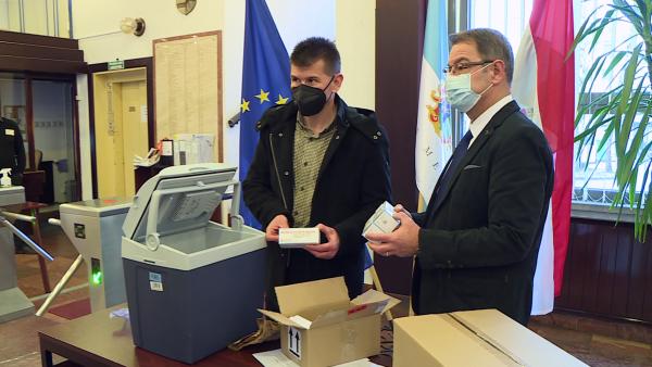 Békés megyébe újabb oltóanyag szállítmány érkezett. Fotó: 7.TV/Kovács Dénes