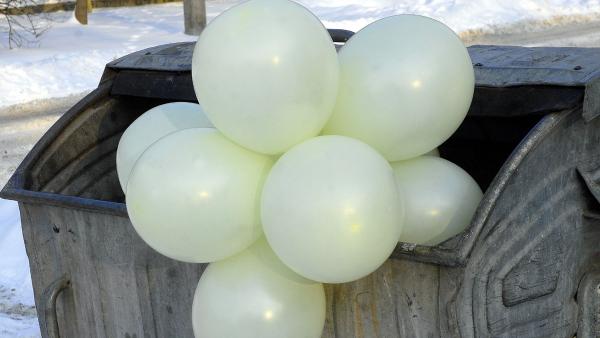 Léggömbök egy kukában – Fotó: behir.hu/Such Tamás