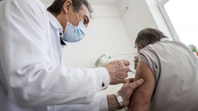 Védőoltás beadása. (Fotó: MTI/Bús Csaba)