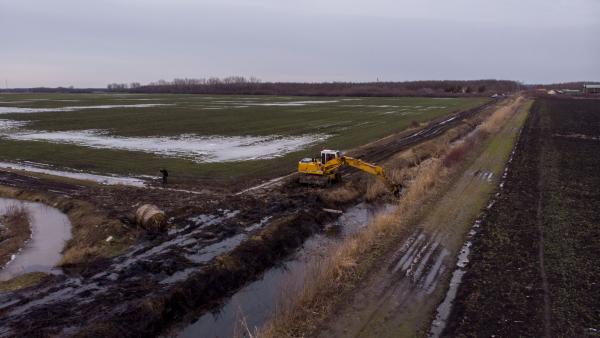 Kotrás a XXXIX-22-es csatornán, Dévaványa térségében. Fotó: KÖVIZIG