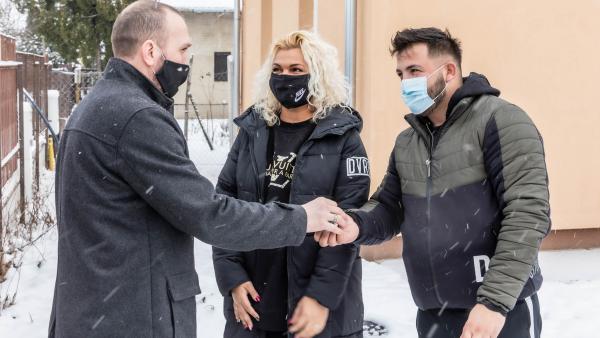 Kálmán Tibor (b) átadja az egyik új lakás kulcsait. (Kép: Gazsó János)