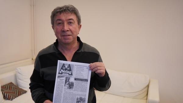 Takács Péter napjainkban, a Heti Mérleg egy emlékezetes példányával (fotó: behir.hu)