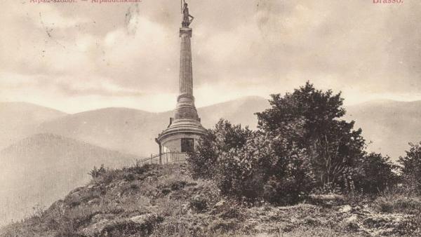 A brassói Árpád-szobor egy 1910-ben postára adott képeslapon (Gallery Hungaricana)