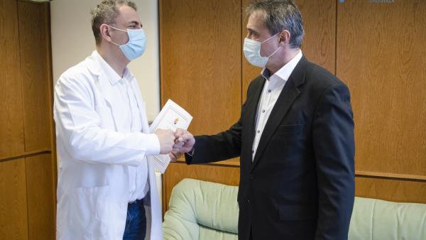 Dr. Duray Gergő veszi át a megbízólevelet dr. Becsei Lászlótól. Fotó: Melega Krisztián/Dr. László Elek Kórház és Rendelőintézet, Orosháza