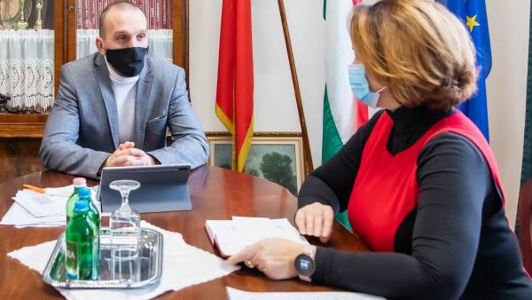 Kálmán Tibor polgármester és Miklós Melinda, a KBC új vezetője. Forrás: Békési polgármesteri kabinet