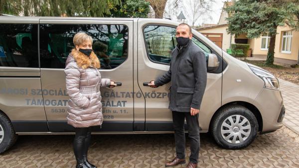 Kádasné Öreg Julianna, a BVSZSZK igazgatója és Kálmán Tibor polgármester (Kép: Gazsó János)