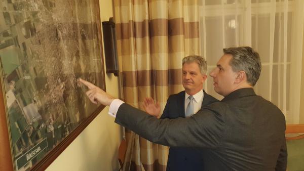 Lázár János kormánybiztos és Szarvas Péter polgármester (Kép: Facebook/Szarvas Péter)