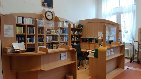 Az új plexi védőfala. (Kép: Békés Városi Püski Sándor Könyvtár)