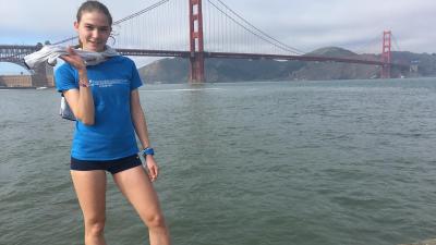 Novák Natália a Kopp Békéscsabai AC pólójában a Golden Gate hídnál. Forrás: KOPP BAC