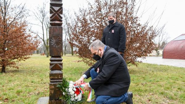 Zalai Mihály és Kun László Kaszaperen koszorúz. Forrás: Békés Megyei Önkormányzat