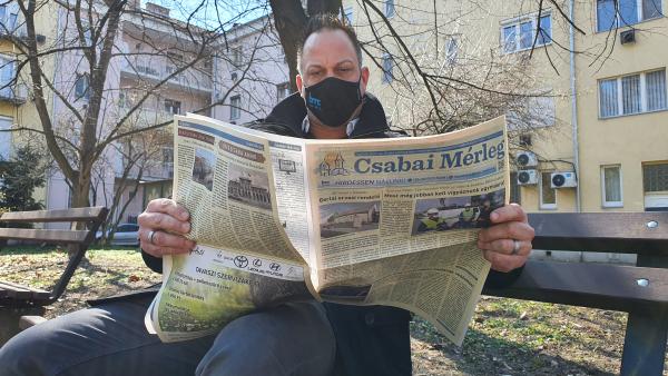 Horváth Szabolcs két tudósítás között lapozta át a Csabai Mérleget (fotó: behir.hu/Kovács Dénes)