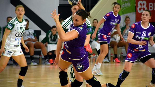 Jelena Agbaba (labdával) (Fotó: Such Tamás)