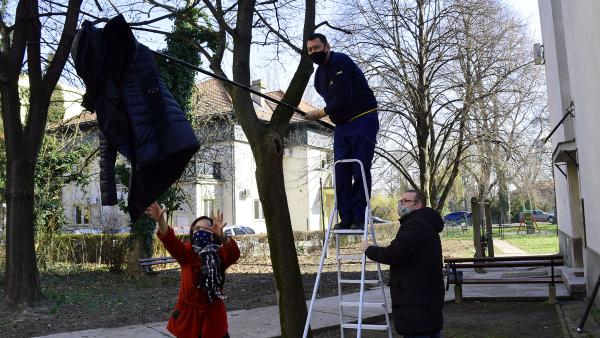 Kabátmentés – Fotó: behir.hu/Such Tamás
