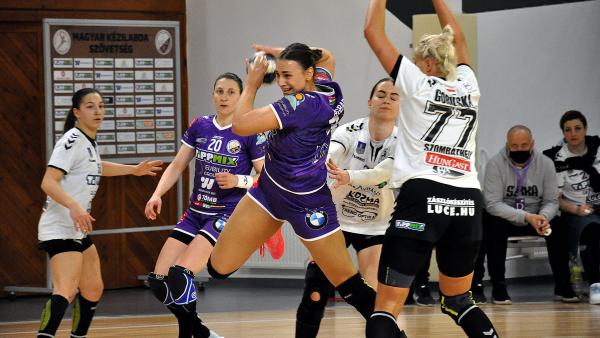 Jelena Agbaba (lövés közben) védekezésben és támadásban is jól teljesített (Fotó: Such Tamás)