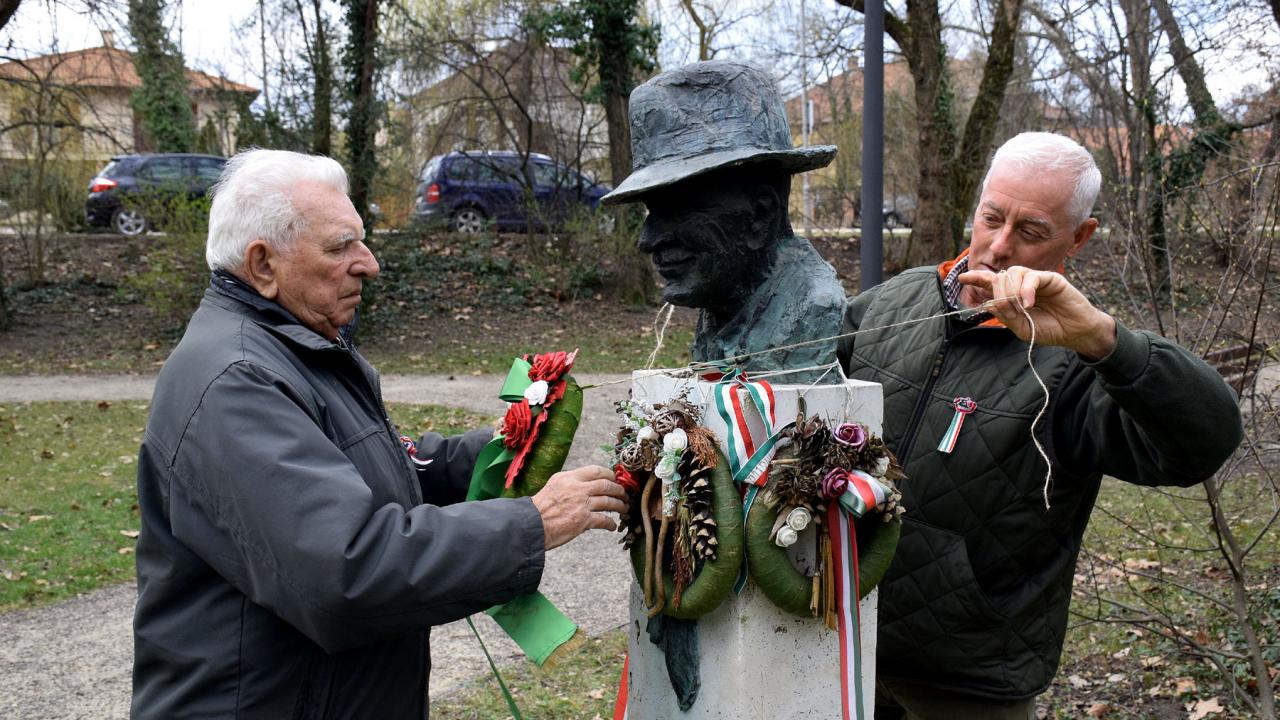 Tóth Sándor és Erdei Lajos – Mohácsy Mátyás szobránál. Fotó: behir.hu/Such Tamás