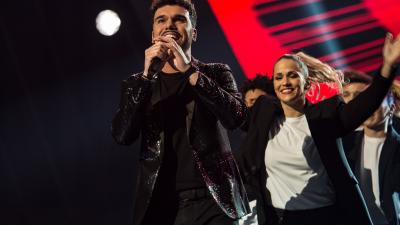 Andelic Jonathan (k) az Áldom című dalt adja elő A Dal 2021 televíziós show-műsor döntőjében (Fotó: MTI/Cseke Csilla)