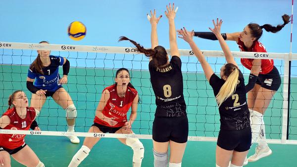 Nikola Radosova (ütés közben) volt a döntő legjobbja (Fotó: Kuti István)