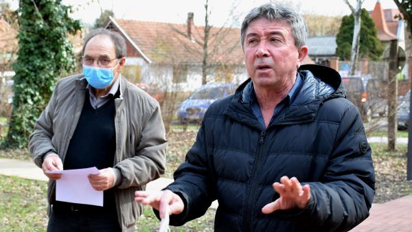 Sajtótájékoztatót tart az LMP Békés megyei szervezete: Takács Péter és dr. Árus Tibor – Fotó: behir.hu/Such Tamás