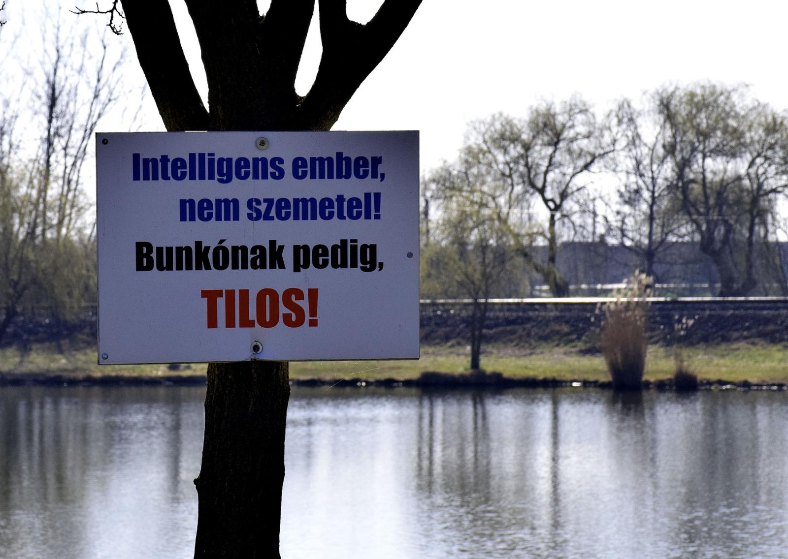 Felirat egy horgásztó előtt – Fotó: behir.hu/Such Tamás