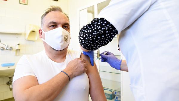 Zalai Mihály, a Békés Megyei Önkormányzat Közgyűlésének elnöke is megkapta az első koronavírus elleni védőoltását. Fotó: Gubis Mariann.