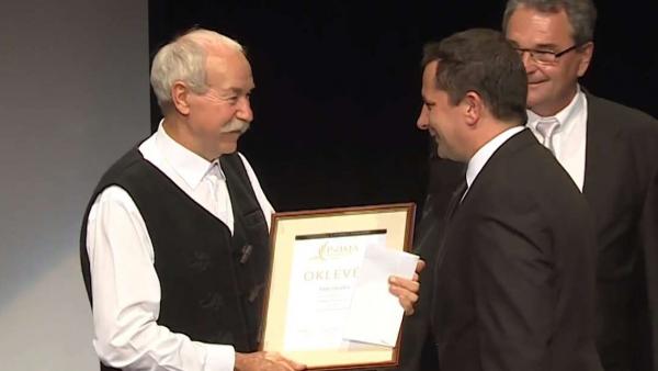 Tóth Sándor fafaragó 2015-ben vette át a megyei príma díjat. Archív fotó: 7.TV