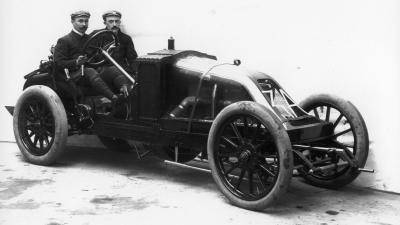 Szisz Ferenc (b) és szerelője az 1906-os Renault versenyautóban. (Féjja Zsolt, Roadster, a Renault-tól)