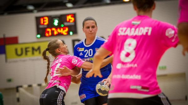 Gyimesi Kitti, a védő szorításában. Fotó: mkcse.hu