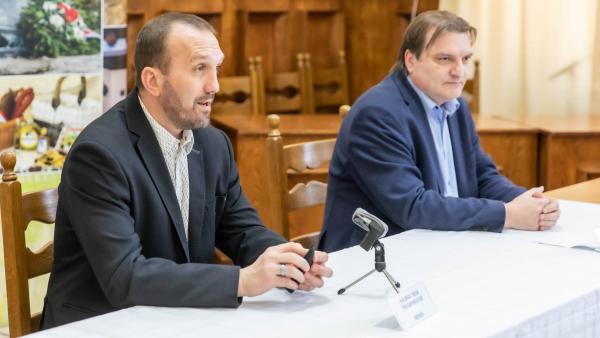 Kálmán Tibor polgármester (b) és Durkó Albert misszióvezető a sajtótájékoztatón (Kép: Gazsó János)
