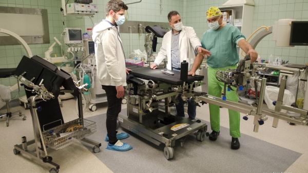 A képen: dr. Nacsai István (j) traumatológia szakágvezető főorvos mutatja az új műtőasztal használati módjait dr. Duray Gergő (k) intézményvezetőnek és dr. Hován Csaba (b) orvosigazgatónak.Fotó: Melega Krisztián/Dr. László Elek Kórház és Rendelőintézet, O