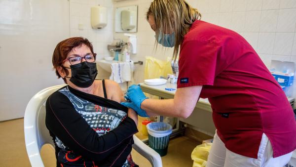Lehóczkiné Skoperka Tünde ápoló (j) beolt egy nőt az orosz fejlesztésű Szputnyik V koronavírus elleni oltóanyag első adagjával a Békés Megyei Központi Kórház Dr. Réthy Pál Tagkórházának egyik oltópontján Békéscsabán 2021. március 25-én. MTI/Rosta Tibor