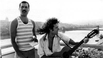 Brian May és Freddie Mercury gyakorolják a Tavaszi szél-t– Fotó: MTI