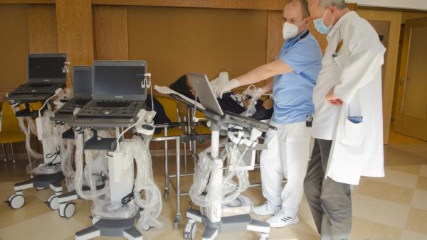 Dr. Sahin-Tóth Gábor és dr. Gáspár István tesztelik az egyik új készüléket – Fotó: Melega Krisztián/Dr. László Elek Kórház és Rendelőintézet, Orosháza