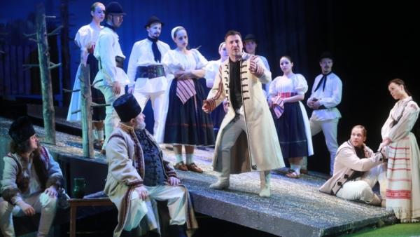 Szárnyad árnyékában – Fotó: A-TEAM/Nyári Attila