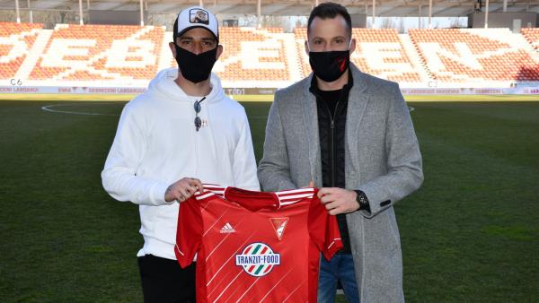 Ugrai Roland a DVSC új csatára (b) és a klub sportigazgatója, Tőzsér Dániel – (Fotó: dvsc.hu)