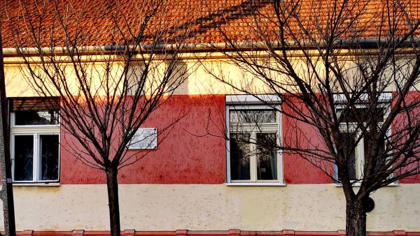 Áchim szülőháza az emléktáblával a Kastély utcában