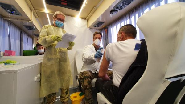 Békés megyében pénteken is dolgoznak az oltóbuszokon (fotók: behir.hu/ Kovács Dénes)