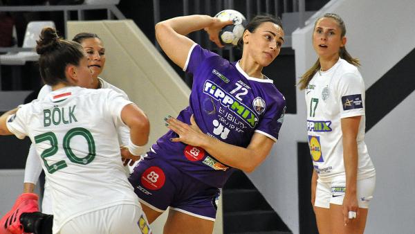 Jelena Agbaba (labdával) öt gólig jutott az FTC ellen (Fotó: Such Tamás)