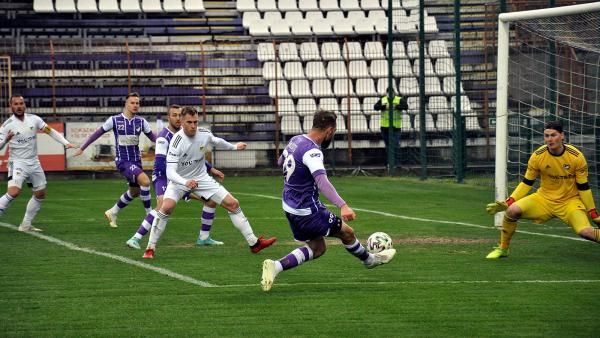 Paudits (lövés közben) az első félidőben is közel volt a gólszerzéshez, a másodikban már be is talált (Fotó: Such Tamás)