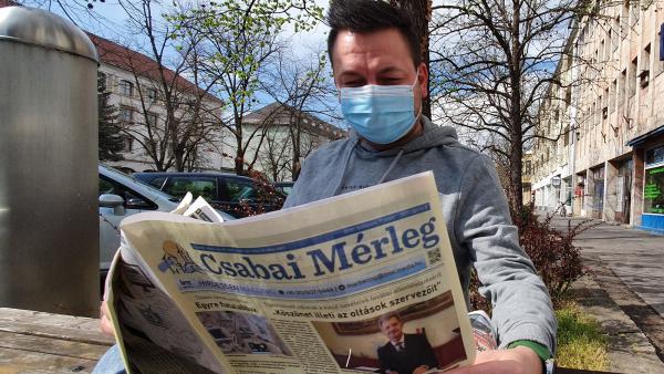 Kovács Dénes operatőr két forgatás között lapozta át az újságot (fotó: behir.hu/Ujházi György)
