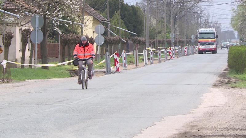 Készül a kerékpársáv a Szénási úton; fotó: behir.hu (Ujházi György)