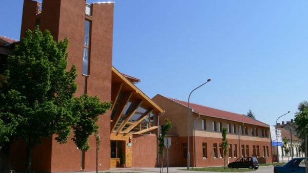 Az iskola épülete.  (Forrás: Facebook/Szabó Pál Általános Iskola