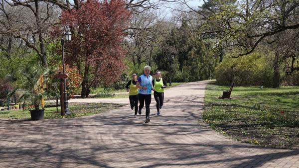 Futók a Szarvasi Arborétumban; Fotó: Vári Bianka (behir.hu)