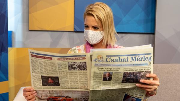 Fábián Anna már átlapozta a Csabai Mérleg legfrissebb számát (fotó: behir.hu/ Máthé Csongor)